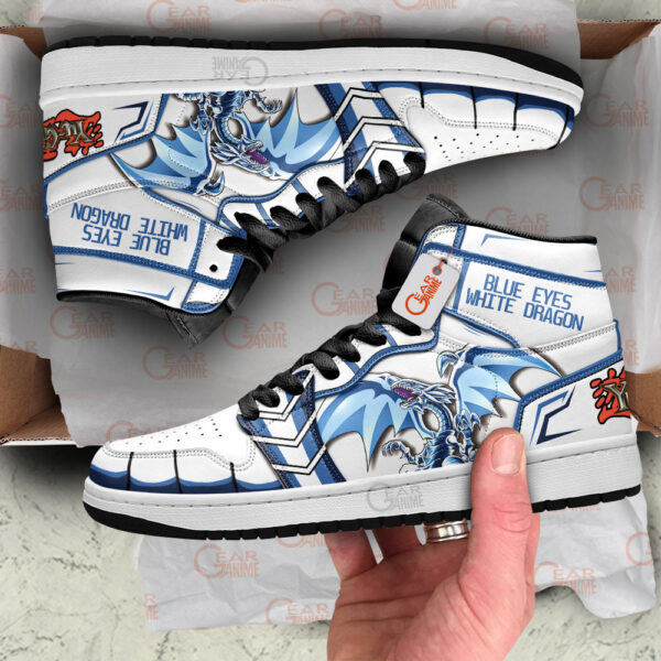 Baskets montantes Air Jordan Dragon Blanc aux Yeux Bleus – Chaussures montantes Yu-Gi-Oh! – Image 3